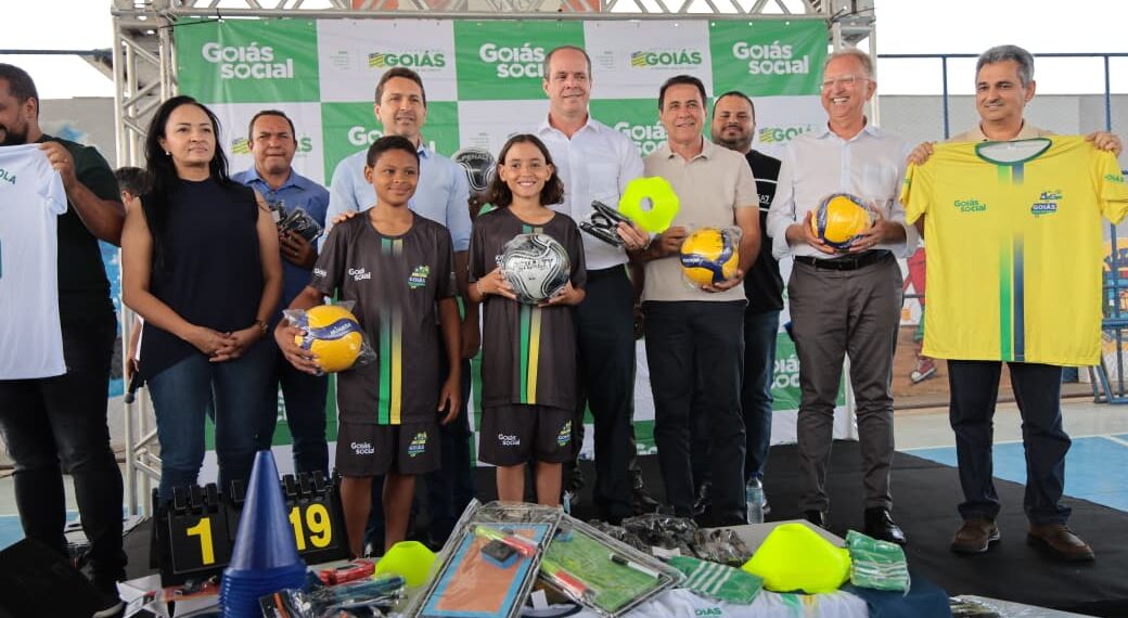 Prefeito Vilela e secretário Guerra distribuem 100 kits esportivos em Aparecida