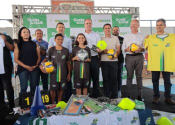 Prefeito Vilela e secretário Guerra distribuem 100 kits esportivos em Aparecida