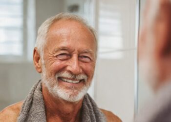 Regra dos 3 banhos: especialistas recomendam nova rotina de higiene para a terceira idade