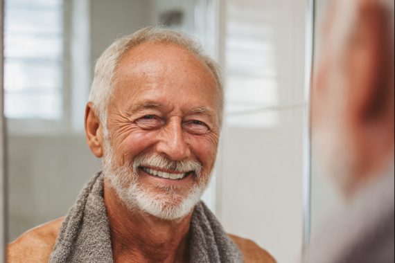 Regra dos 3 banhos: especialistas recomendam nova rotina de higiene para a terceira idade