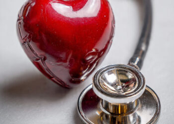 O inimigo silencioso: Por que a privação de sono pode superar o tabagismo em riscos cardíacos