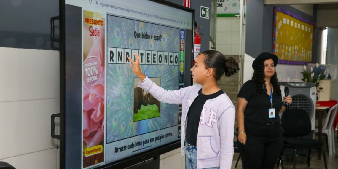 Lousas digitais transformam rotina escolar em Goiânia