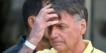 Transferência de Bolsonaro gera reação da família e pedidos por prisão domiciliar
