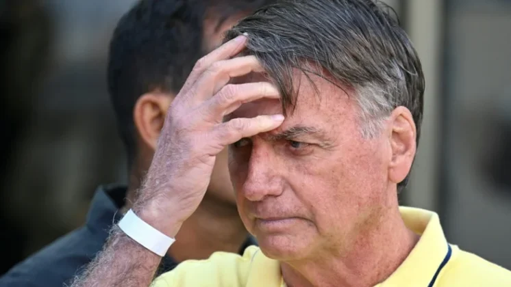 Transferência de Bolsonaro gera reação da família e pedidos por prisão domiciliar
