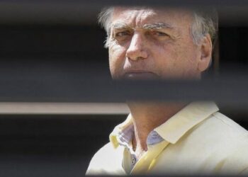 Defesa de Bolsonaro cita risco de morte e pede prisão domiciliar após queda em cela