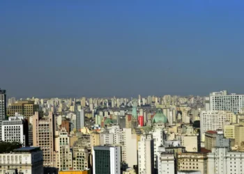 A obrigação de pagar o IPTU é, em regra, de quem detém a propriedade do imóvel