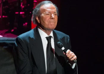 Julio Iglesias enfrenta acusações de abuso sexual e psicológico feitas por ex-empregadas