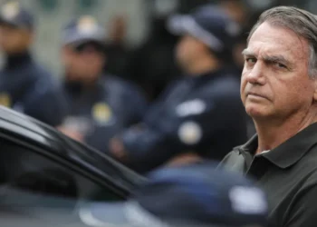 Bolsonaro recebe alta, deixa hospital e retorna à custódia da PF após decisão de Moraes