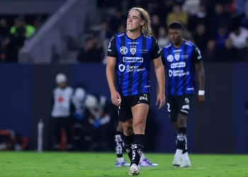 Reforço no ataque: Claudio Spinelli desembarca no Rio para assinar com o Vasco