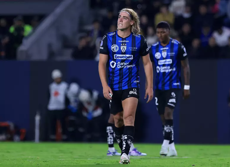 Reforço no ataque: Claudio Spinelli desembarca no Rio para assinar com o Vasco