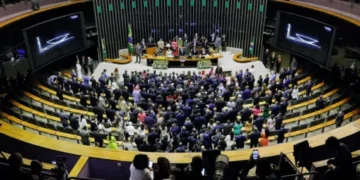 Câmara dos Deputados aprova reestruturação de carreiras que pode dobrar gratificações no Legislativo