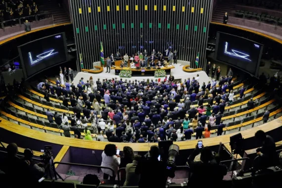 Câmara dos Deputados aprova reestruturação de carreiras que pode dobrar gratificações no Legislativo