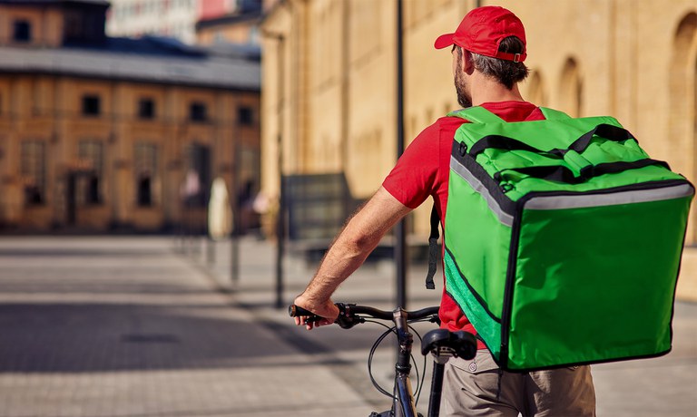 Mercado de trabalho no Brasil atinge menor desemprego da série histórica e expõe mudanças estruturais