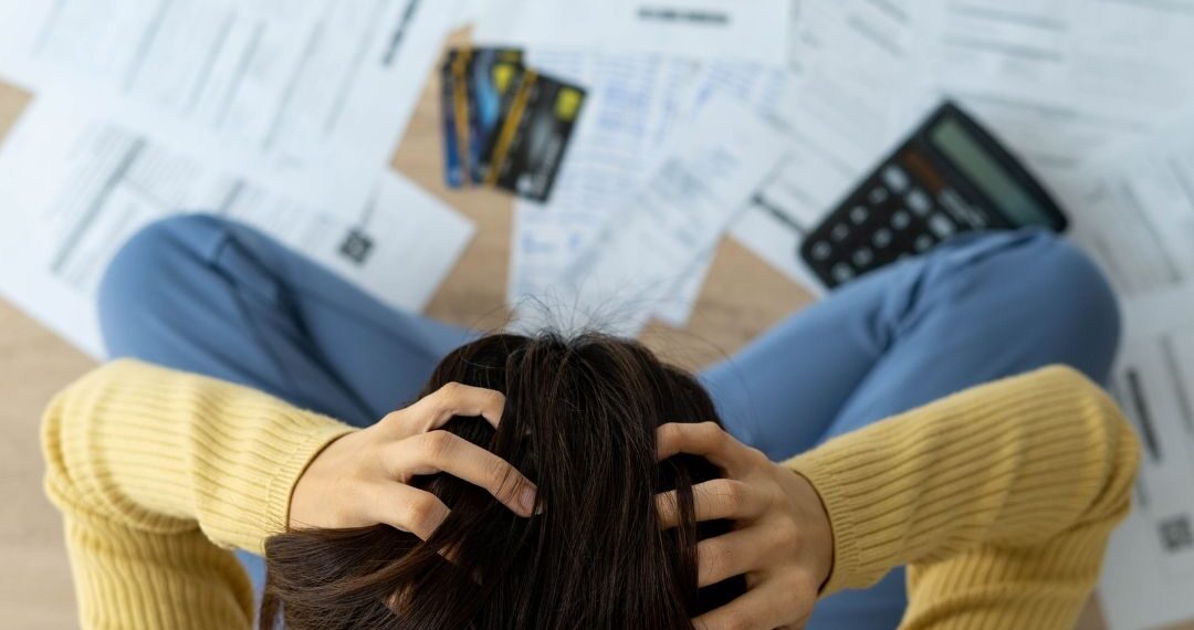 Juros pressionam e inadimplência atinge recorde no Brasil