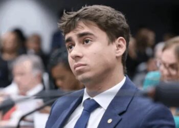 Flávio Bolsonaro avalia Nikolas Ferreira para disputar o governo de Minas e articula apoio do centrão