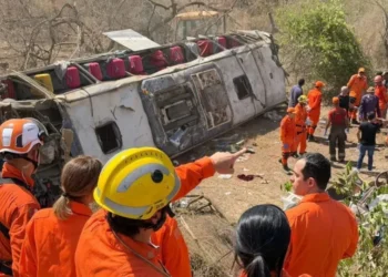 Capotamento de ônibus após romaria deixa 15 mortos no sertão de Alagoas