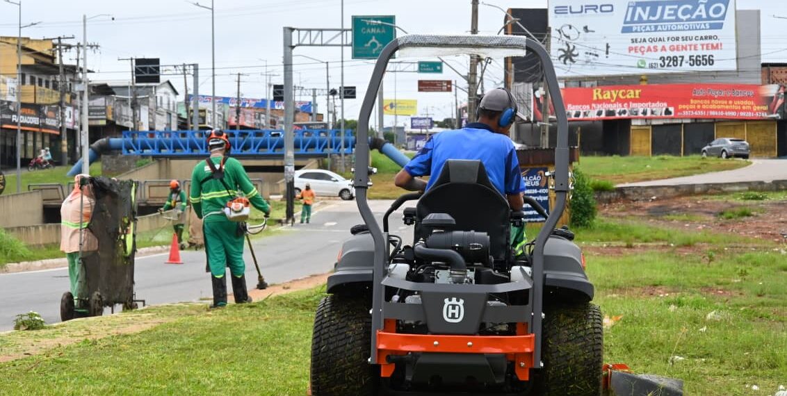 Mabel acompanha força-tarefa de roçagem na Avenida Pedro Ludovico
