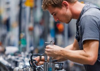 Produção industrial cai 1,2% em dezembro e encerra 2025 em ritmo de desaceleração