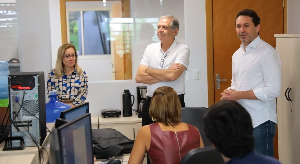 Prefeito Leandro Vilela acompanha rotina da Secretaria da Fazenda
