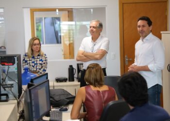 Prefeito Leandro Vilela acompanha rotina da Secretaria da Fazenda