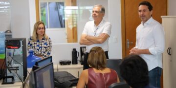 Prefeito Leandro Vilela acompanha rotina da Secretaria da Fazenda