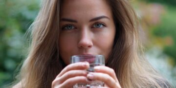 Hidratação e saúde cardiovascular: Beber água realmente reduz o colesterol?