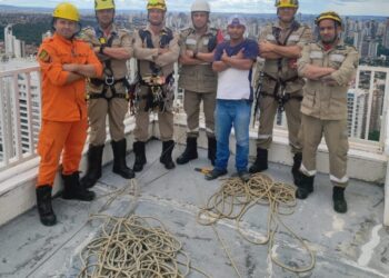 Bombeiros realizam resgate técnico de trabalhador preso em edifício a 130 metros em Goiânia