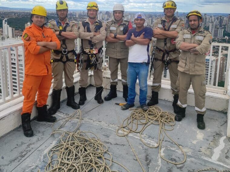 Bombeiros realizam resgate técnico de trabalhador preso em edifício a 130 metros em Goiânia
