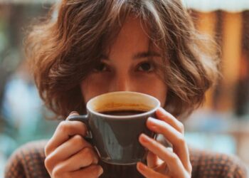 Beber café moderadamente pode favorecer a saúde do cérebro ao longo da vida