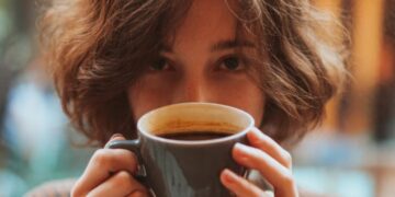 Beber café moderadamente pode favorecer a saúde do cérebro ao longo da vida