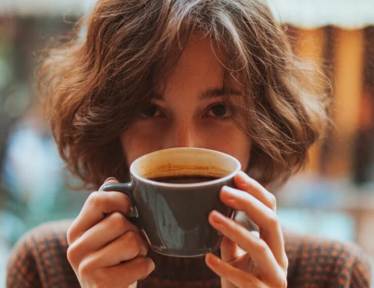 Beber café moderadamente pode favorecer a saúde do cérebro ao longo da vida