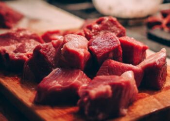 Por que lavar carne crua é o erro mais perigoso na cozinha moderna