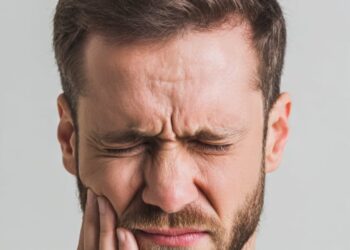 Dor de dente pode começar na escova: hábitos diários que sabotam a saúde bucal