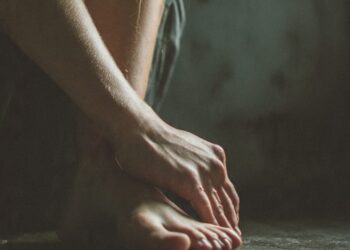 Degradação das praias e calor extremo elevam risco de infecções cutâneas