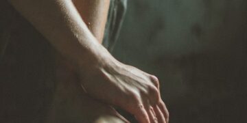 Degradação das praias e calor extremo elevam risco de infecções cutâneas