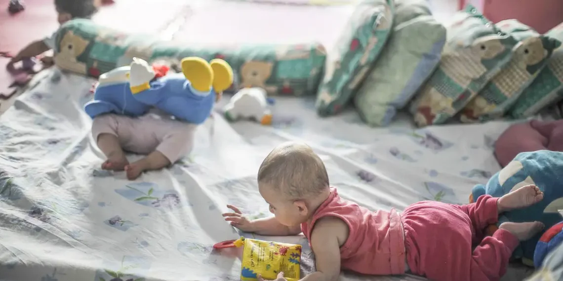 Pobreza desacelera primeiros movimentos da infância, aponta estudo brasileiro