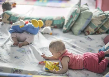 Pobreza desacelera primeiros movimentos da infância, aponta estudo brasileiro