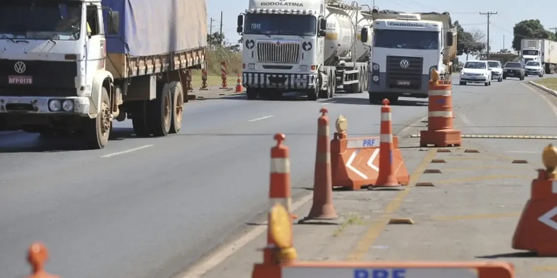 Veículos de carga estão presentes em quase 44% das mortes nas rodovias federais, aponta PRF