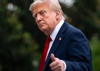 Contra-ataque de Trump: Nova tarifa global de 10% entra em vigor após reviravolta na Suprema Corte