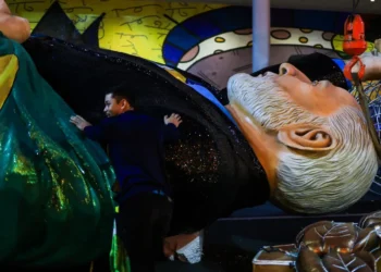 Acadêmicos de Niterói cai para o Grupo Ouro após desfile em homenagem a Lula