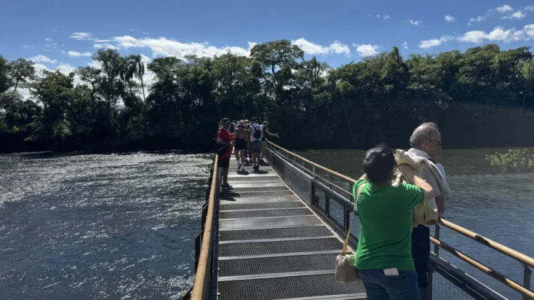 Turista arrisca vida de bebê sobre o abismo das Cataratas do Iguaçu