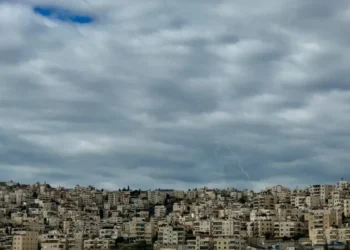 Irã dispara mísseis contra Israel em resposta a ofensiva conjunta