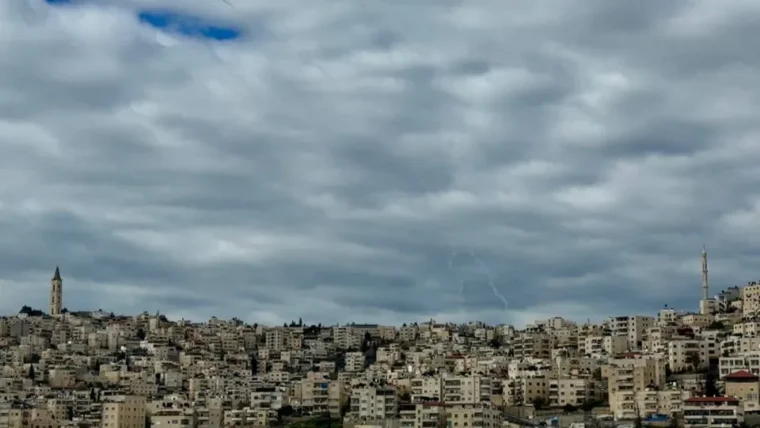 Irã dispara mísseis contra Israel em resposta a ofensiva conjunta