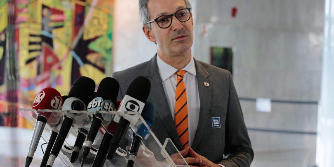 Zema se distancia de Bolsonaro, critica idolatria política e se apresenta como alternativa à polarização