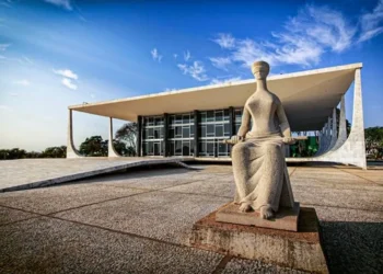 STF trava penduricalhos e reacende embate sobre supersalários no serviço público