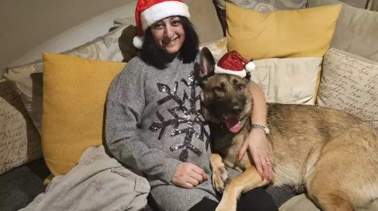 Lambida de cachorro leva à amputação de mãos e pernas de mulher na Inglaterra