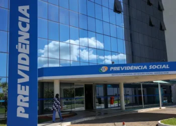 Governo antecipa 13º do INSS e injeta mais de R$ 70 bilhões na economia