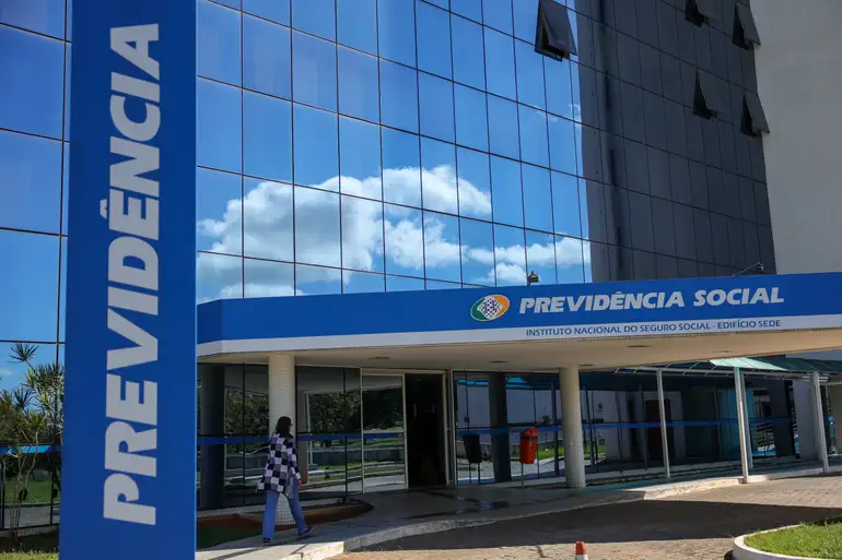 Governo antecipa 13º do INSS e injeta mais de R$ 70 bilhões na economia