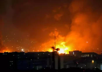 Escalada total no Oriente Médio: Israel bombardeia Teerã enquanto Irã pede desculpas a vizinhos