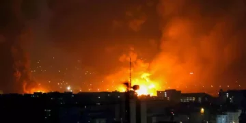 Escalada total no Oriente Médio: Israel bombardeia Teerã enquanto Irã pede desculpas a vizinhos